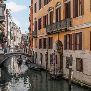 https://la-corte-dei-cuoridoro-2.hotelinveneto.com
